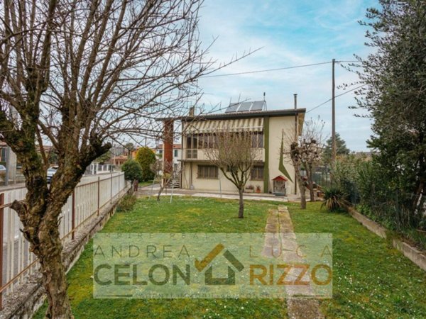 casa indipendente in vendita a Tribano