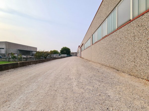 capannone in vendita ad Urbana