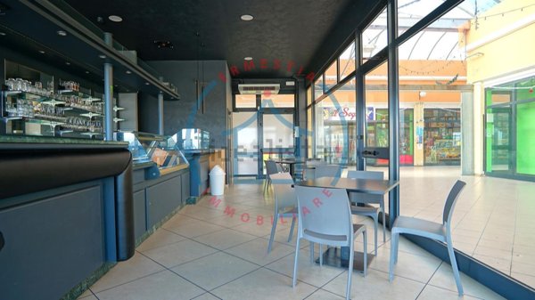 locale commerciale in vendita ad Urbana