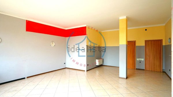 locale commerciale in vendita ad Urbana