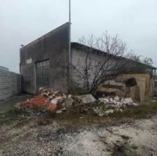 locale di sgombero in vendita ad Urbana