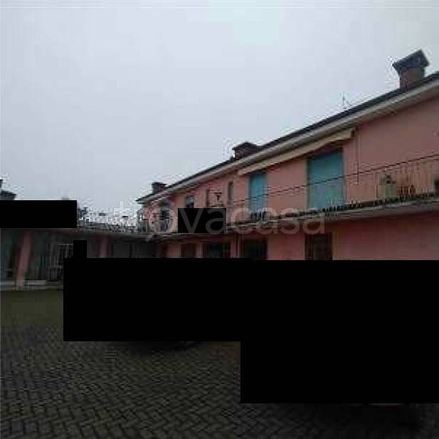 locale commerciale in vendita ad Urbana