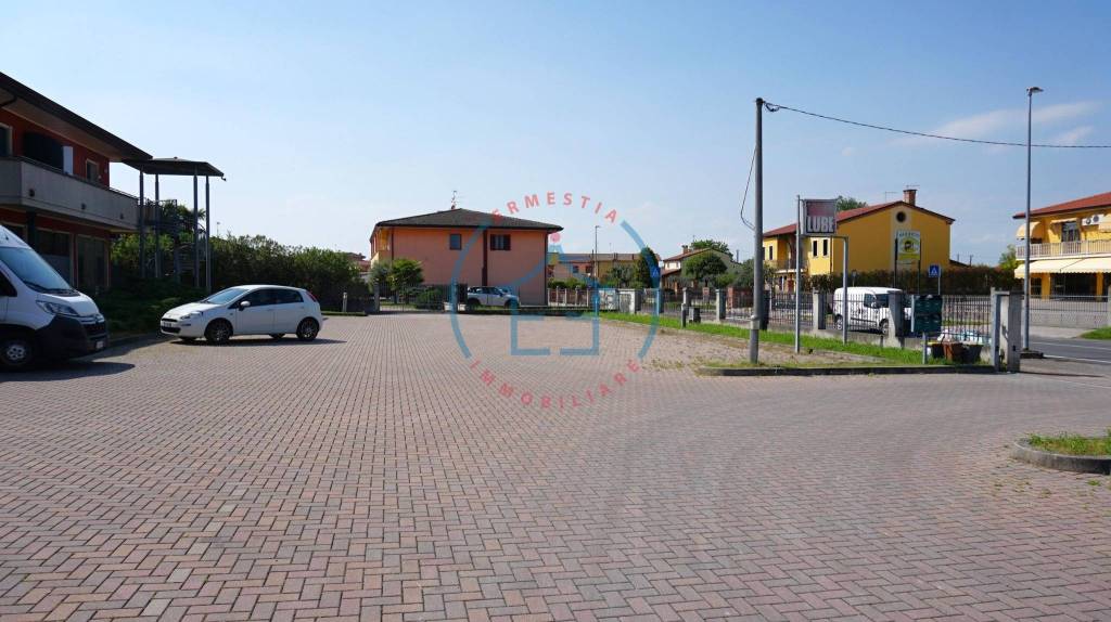 negozio in vendita ad Urbana