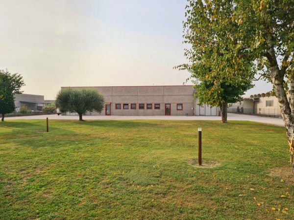 capannone in vendita ad Urbana