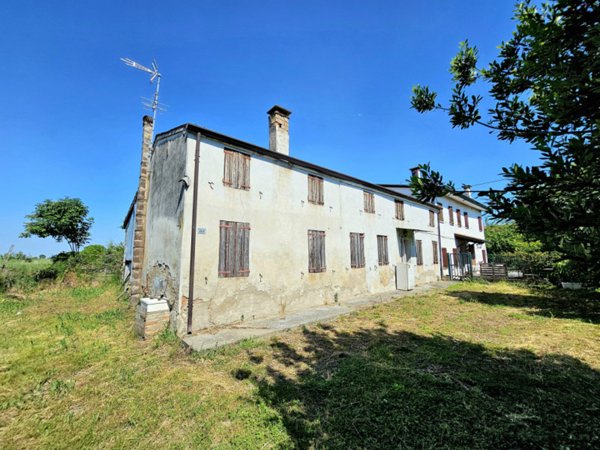 casale in vendita ad Urbana