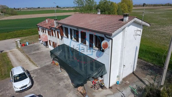 casa indipendente in vendita ad Urbana in zona San Salvaro