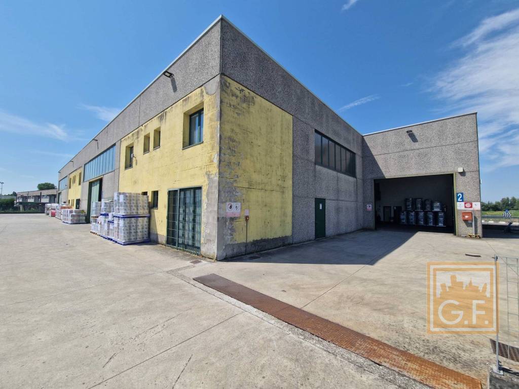 locale commerciale in vendita a Vescovana