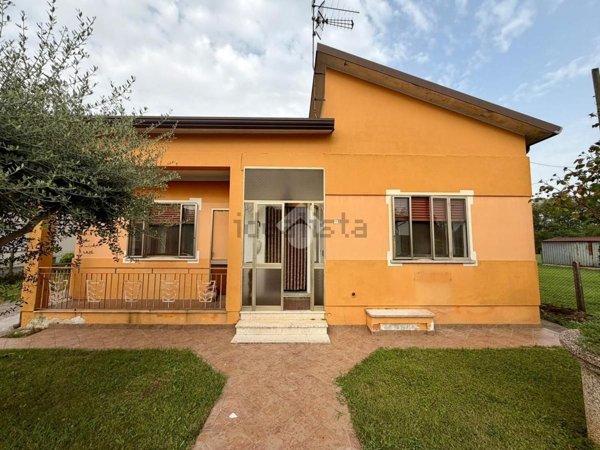 appartamento in vendita a Vescovana in zona Santa Maria D'Adige