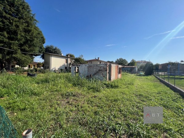terreno edificabile in vendita a Villa del Conte