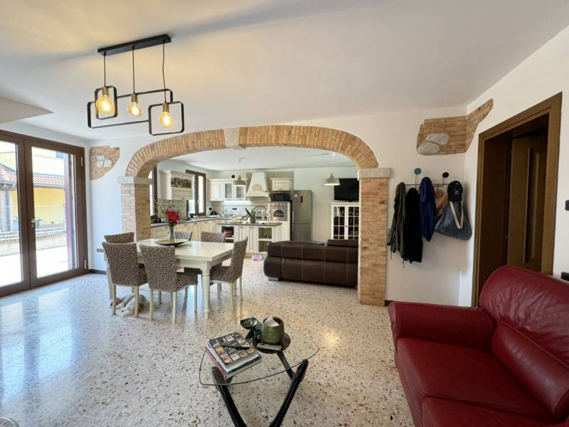 casa indipendente in vendita a Villa Estense