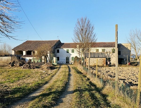 casa indipendente in vendita a Villa Estense in zona Finale
