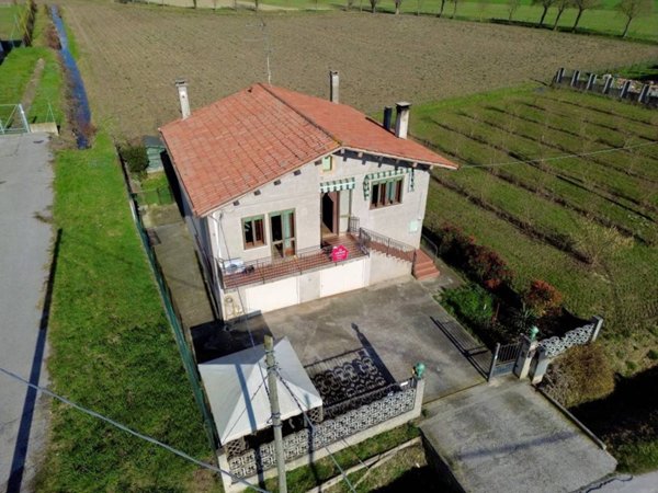 casa indipendente in vendita a Villa Estense in zona Finale