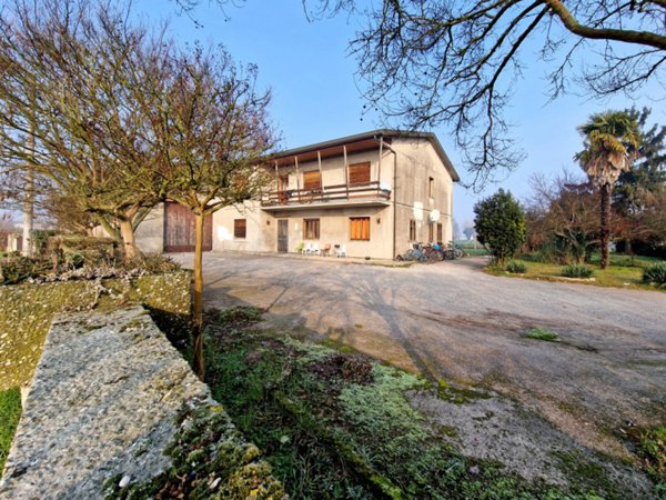 casa indipendente in vendita a Villa Estense