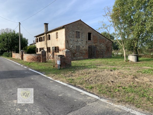 casa indipendente in vendita a Villa Estense in zona Finale