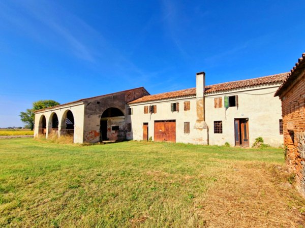 casa indipendente in vendita a Villa Estense in zona Finale