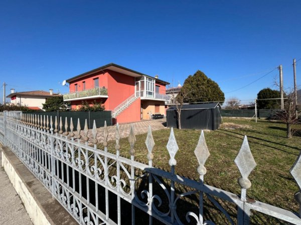 casa indipendente in vendita a Vo'