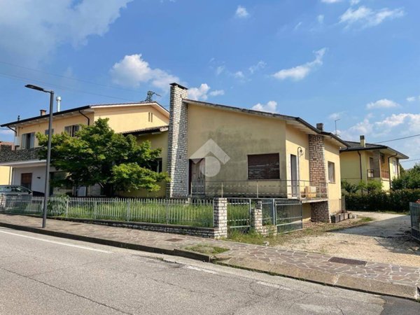 casa indipendente in vendita a Vo'