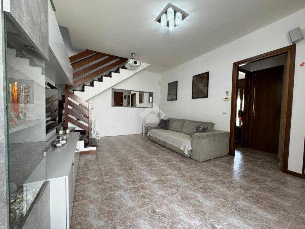appartamento in vendita a Due Carrare in zona Mezzavia