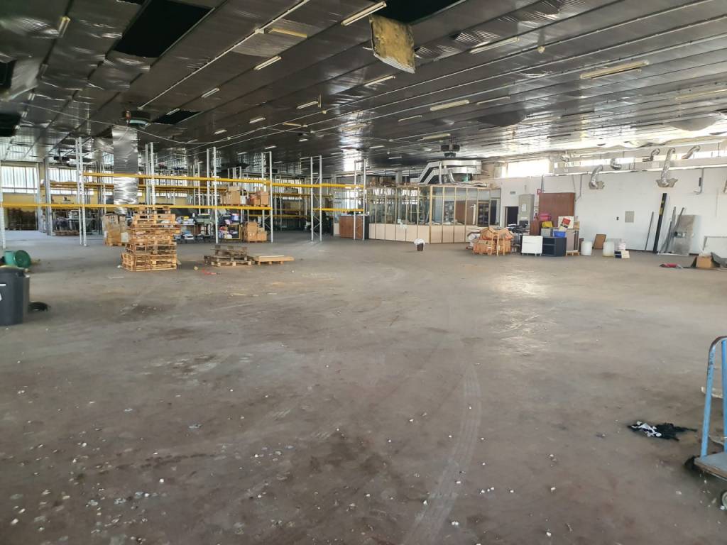 locale commerciale in vendita a Due Carrare