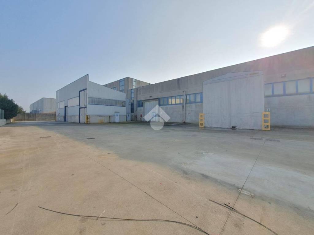 locale commerciale in vendita a Due Carrare