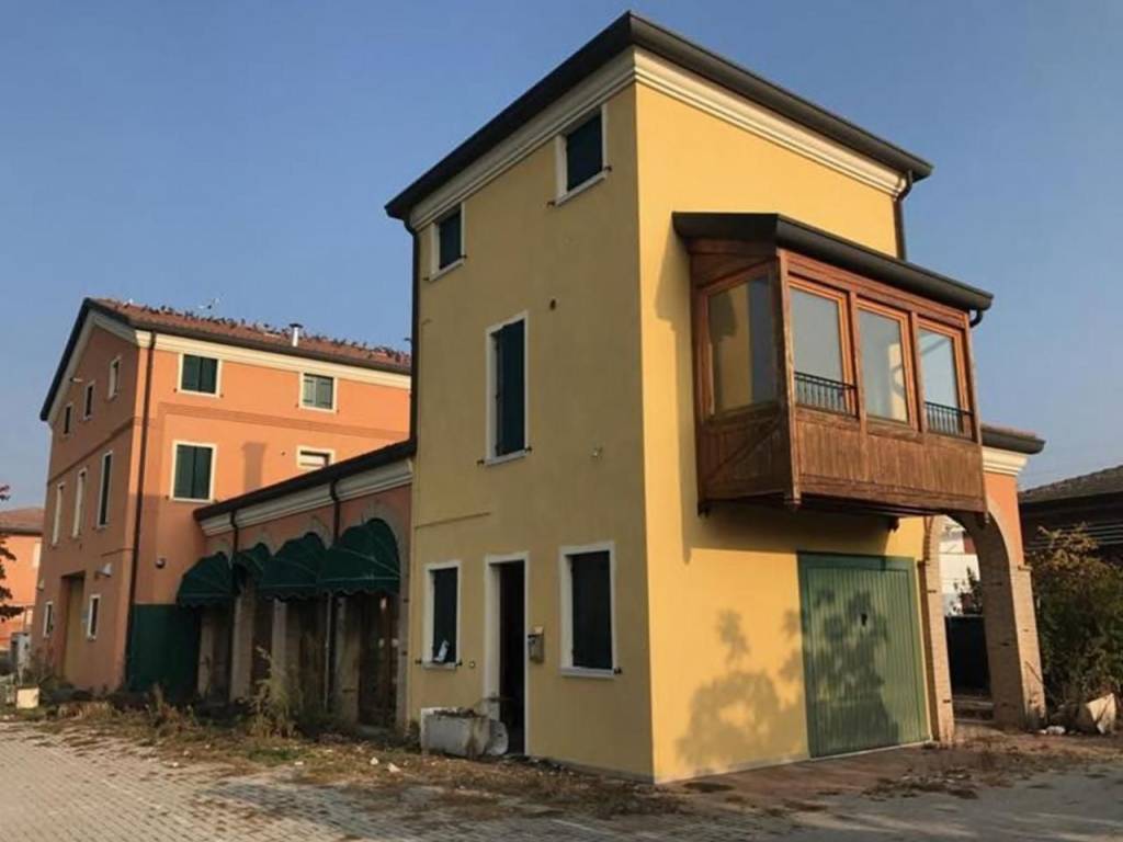 intera palazzina in vendita a Due Carrare in zona Terradura
