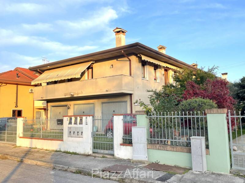 appartamento in vendita a Due Carrare in zona Pontemanco