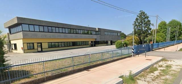 locale commerciale in vendita a Due Carrare