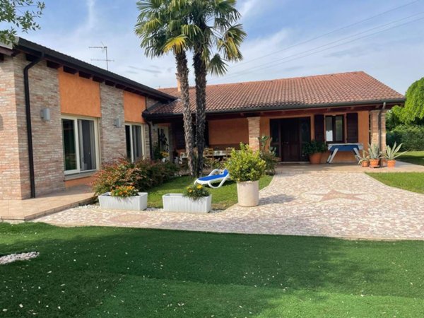 casa indipendente in vendita a Due Carrare