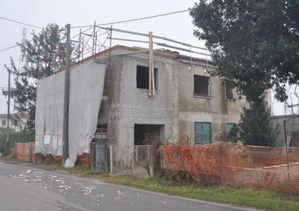 casa indipendente in vendita a Due Carrare in zona Chiodare