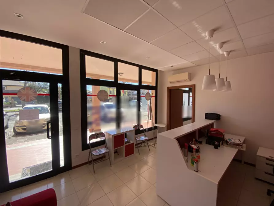 negozio in vendita a Due Carrare in zona Terradura