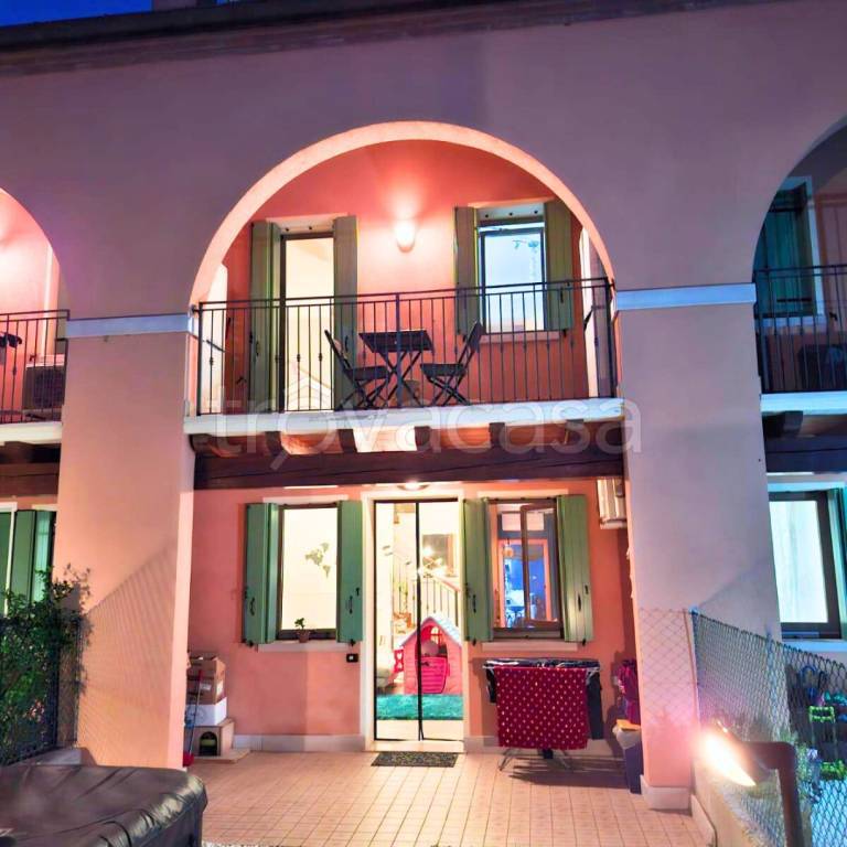 casa indipendente in vendita a Due Carrare in zona Chiodare