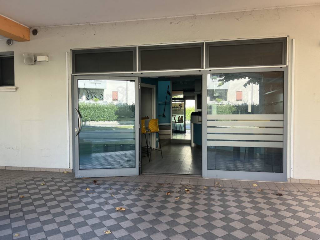 negozio in vendita a Due Carrare in zona Carrara San Giorgio