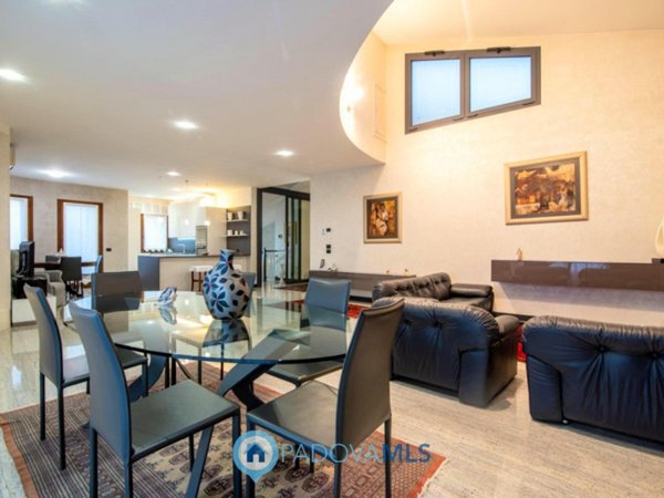 casa indipendente in vendita a Due Carrare in zona Terradura
