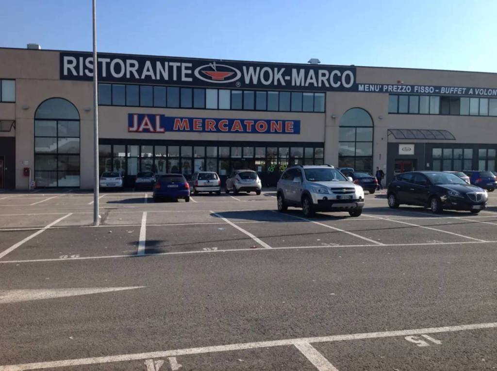 negozio in vendita a Due Carrare