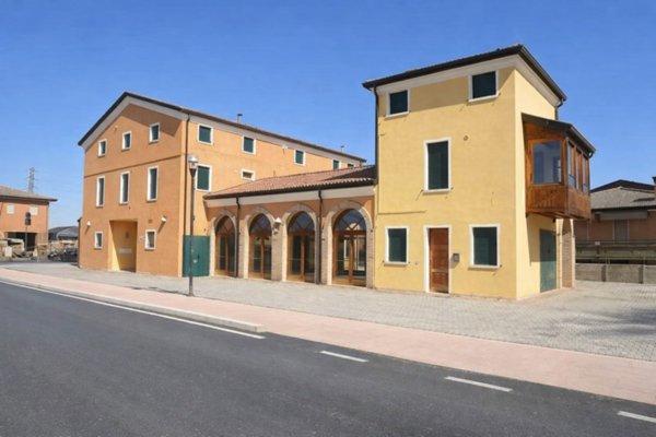 locale commerciale in vendita a Due Carrare