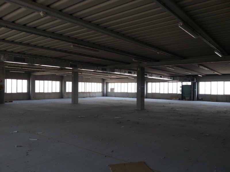 locale commerciale in vendita a Due Carrare