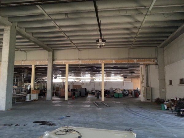 locale commerciale in vendita a Due Carrare