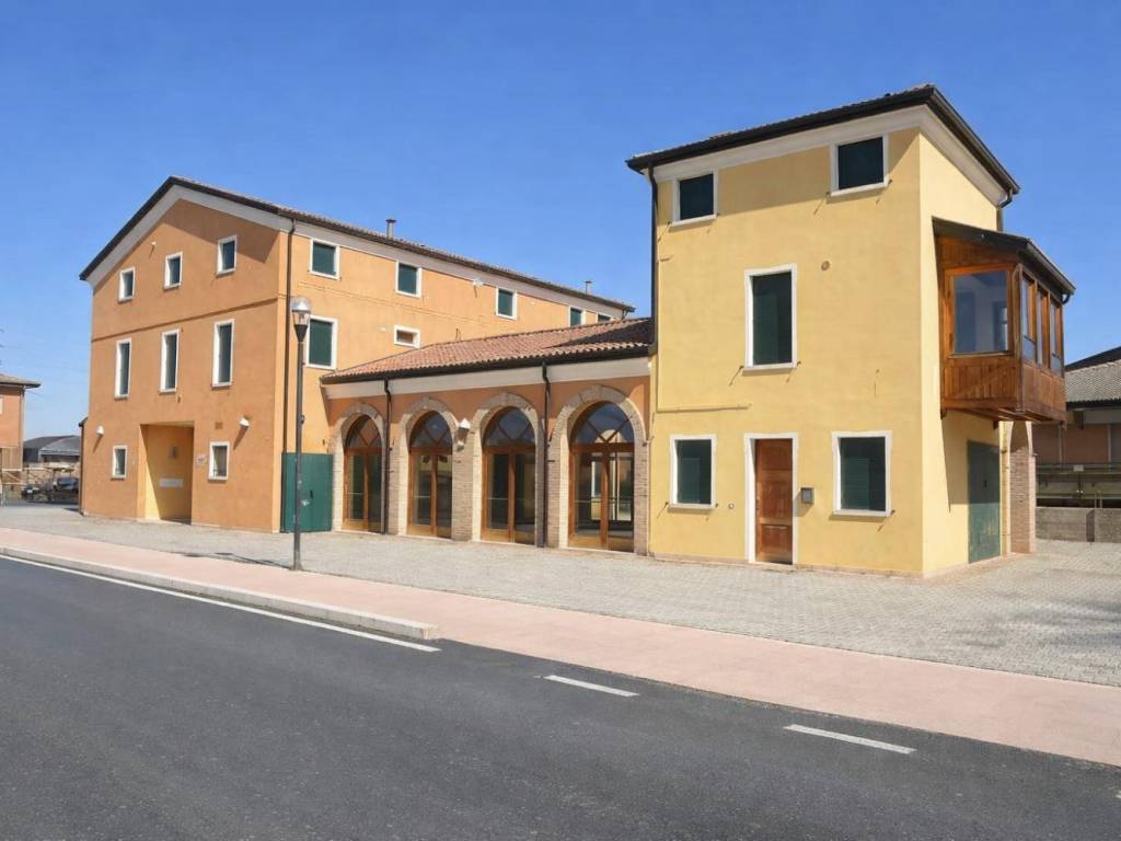 negozio in vendita a Due Carrare in zona Terradura