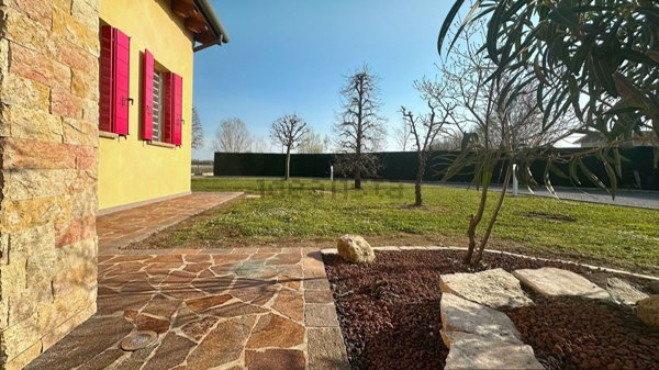 casa indipendente in vendita a Due Carrare in zona Carrara Santo Stefano