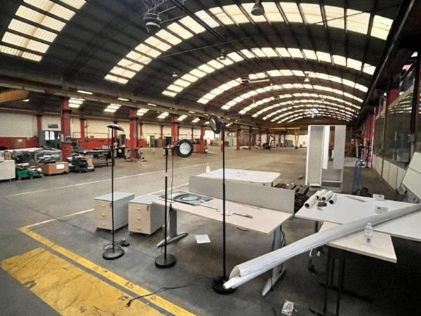 locale commerciale in vendita a Due Carrare in zona Chiodare