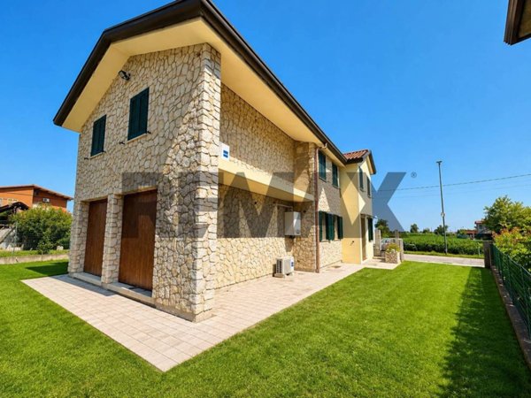 casa indipendente in vendita a Due Carrare in zona Saline