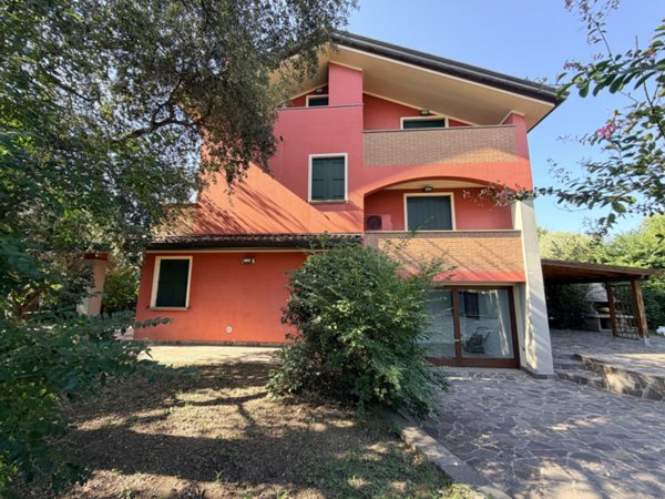 casa indipendente in vendita a Due Carrare in zona Terradura