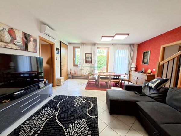 casa indipendente in vendita a Due Carrare in zona Carrara Santo Stefano