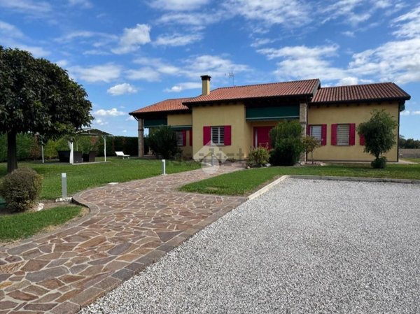 casa indipendente in vendita a Due Carrare in zona Chiodare