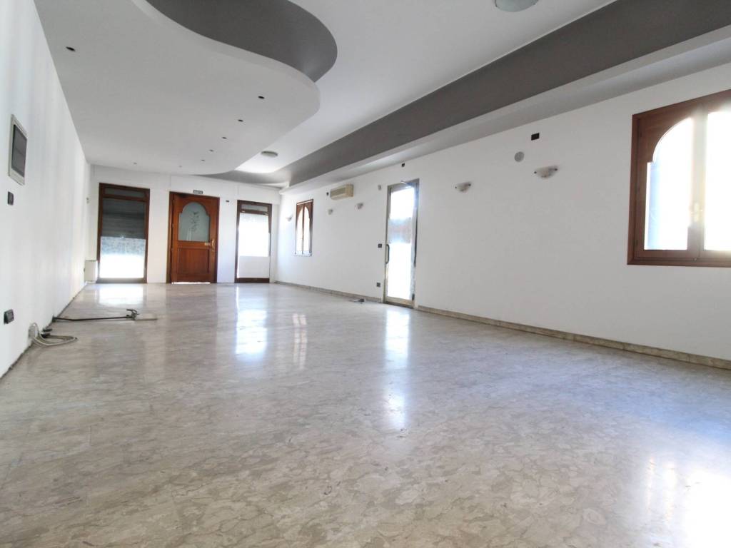 negozio in vendita a Borgo Veneto in zona Saletto