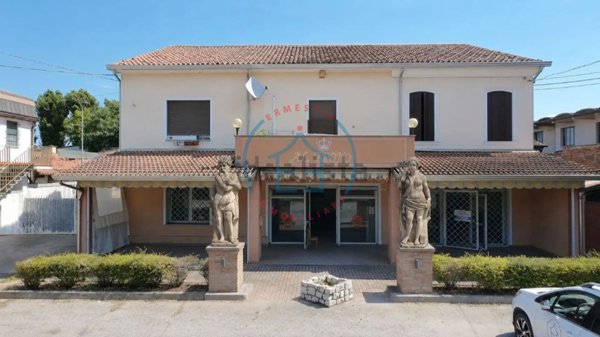 negozio in vendita a Borgo Veneto in zona Saletto