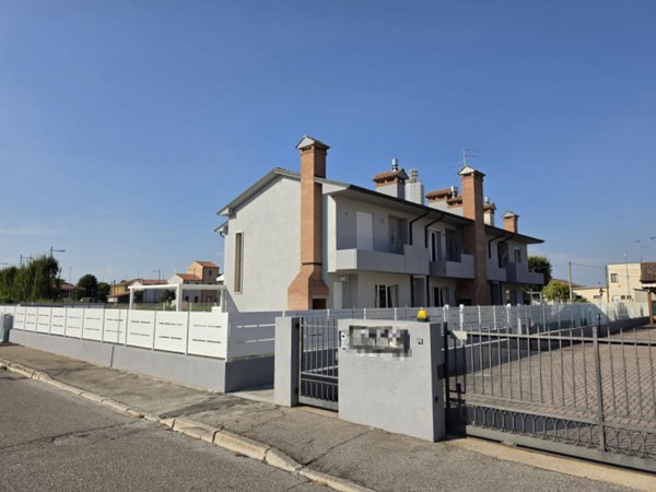 villetta a schiera in vendita a Borgo Veneto in zona Saletto