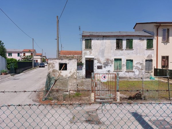 casa indipendente in vendita ad Adria in zona Bottrighe