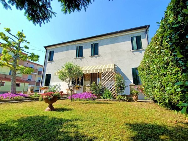 casa indipendente in vendita ad Adria in zona Valliera