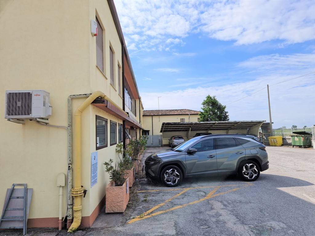 locale commerciale in vendita ad Adria in zona Bottrighe